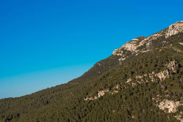 青い空、バルセロナ、タラゴナ、スペインに対して山。コピーのテキストのための領域. — ストック写真