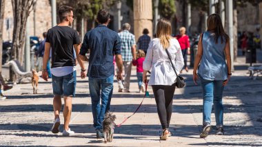 Tarragona, İspanya - 17 Eylül 2017: İnsanlar bir şehir sokak üzerinde. Arkadan görünüm.