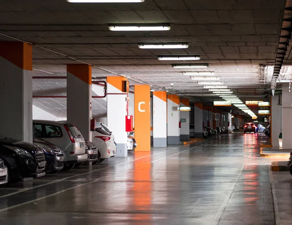 ТАРРАГОНА, Испания - 17 СЕНТЯБРЯ 2017 г.: Вид на подземную автостоянку. Копирование текста . — стоковое фото