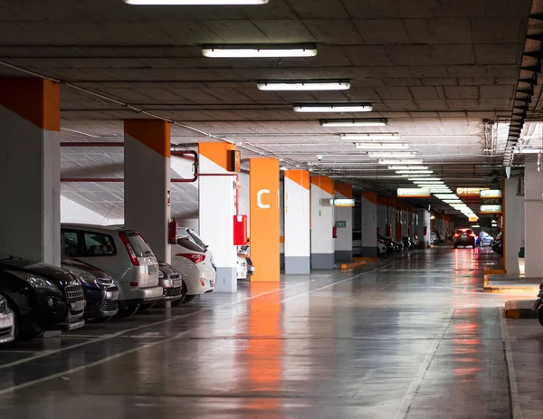 Tarragona, İspanya - 17 Eylül 2017: Görünümünü yeraltı otoparkı. Metin için yer kopyalayın. 