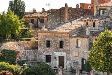 Siurana De Prades, İspanya - 5 Ekim 2017: Siurana köyünde binaların görünümü. Metin için yer kopyalayın. 