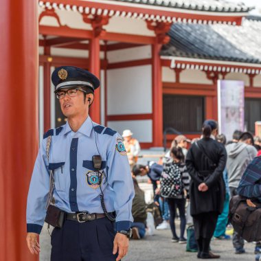 Tokyo, Japonya - 31 Ekim 2017: Japon polis arka planda Tapınağı Senso-ji. Yakın çekim