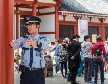 Tokyo, Japonya - 31 Ekim 2017: Japon polis arka planda Tapınağı Senso-ji. Yakın çekim