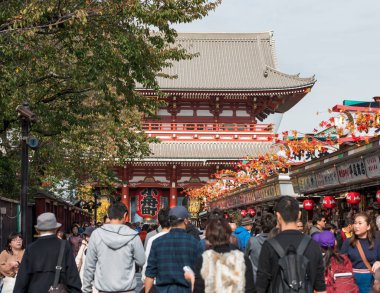Tokyo, Japonya - 31 Ekim 2017: Turist Tapınağı Senso-ji yakınındaki bir kalabalık