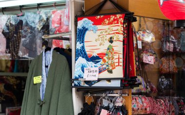Tokyo, Japonya - 31 Ekim 2017: Japon Hatıra Eşyası sokak piyasada