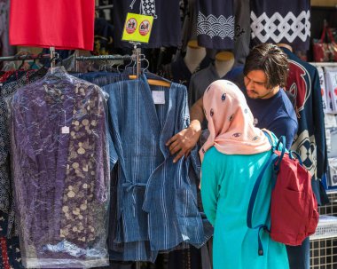 Tokyo, Japonya - 31 Ekim 2017: Giyim mağazası şehir sokakta