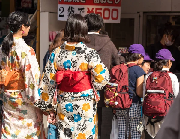 Токио Япония Октября 2017 Года Две Девушки Кимоно Городской Улице — стоковое фото