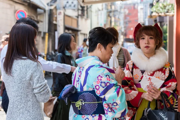 Tokio Japan Oktober 2017 Zwei Japanerinnen Einem Kimono Auf Einer — Stockfoto