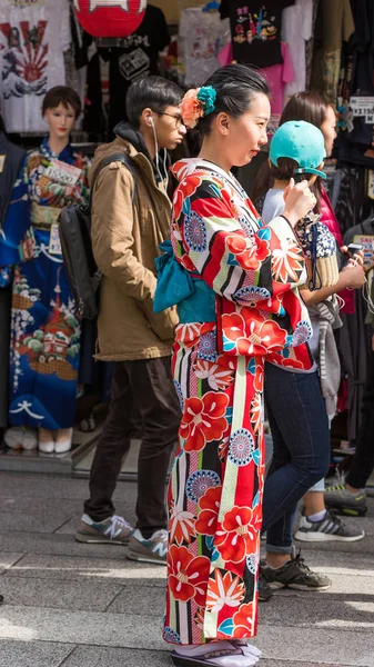 Tokyo Japan Oktober 2017 Flicka Röd Kimono Stadsgata Vertikal — Stockfoto