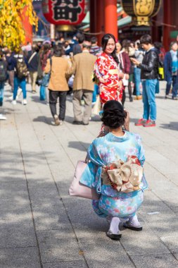 Tokyo, Japonya - 31 Ekim 2017: Bir kimono Tapınağı Senso-ji tarafından'de iki kız. Dikey. Metin için yer kopyalayın 