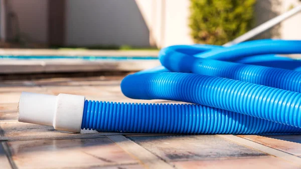 Manguera Plástico Azul Para Limpiar Una Piscina Yesulskaya Krasnodar Rusia —  Fotos de Stock