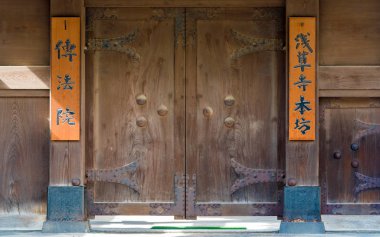 Ahşap kapı Japonca Tapınak, Tokyo, Japonya. Metin için yer kopyalayın