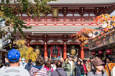 Tokyo, Japonya - 31 Ekim 2017: Turist Tapınağı Senso-ji yakınındaki bir kalabalık