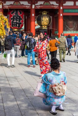 Tokyo, Japonya - 31 Ekim 2017: Bir kimono Tapınağı Senso-ji tarafından'de iki kız. Dikey. Metin için yer kopyalayın 