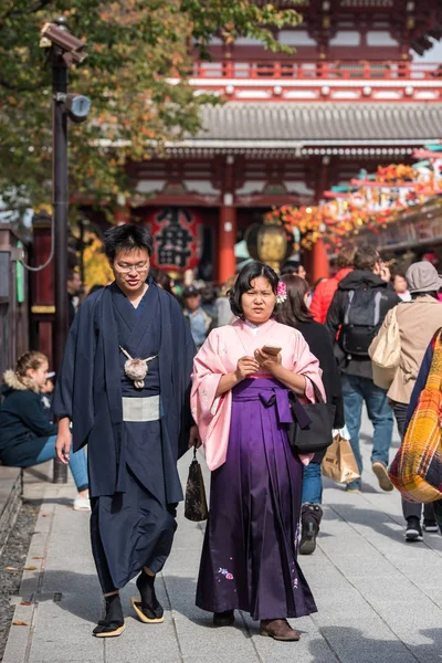 Tokyo Japan Oktober 2017 Par Kimono Stadsgata Lodrät Kopiera Utrymme — Stockfoto