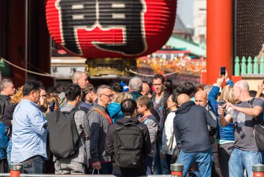 Tokyo, Japonya - 31 Ekim 2017: Turist Tapınağı Senso-ji yakınındaki bir kalabalık