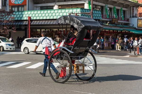 日本东京 2017年10月31日 在城市街道上的人力车 复制文本空间 — 图库照片