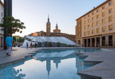 Zaragoza, İspanya - 27 Eylül 2017: Çeşme Iglesia de San Juan de Los Panetes church yakınındaki bir bakış. Metin için yer kopyalayın