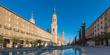 Zaragoza, İspanya - 27 Eylül 2017: Cathedral-Bazilikası ayağı Our Lady - Roma Katolik Kilisesi. Metin için yer kopyalayın