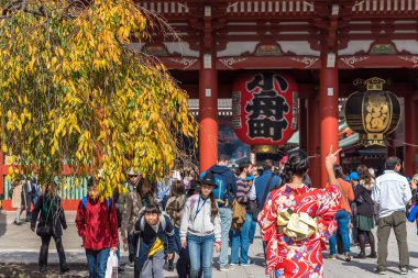 Tokyo, Japonya - 31 Ekim 2017: Turist Tapınağı Senso-ji yakınındaki bir kalabalık