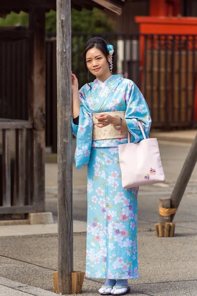 Tokyo Japão Outubro 2017 Menina Quimono Azul Uma Rua Cidade — Fotografia de Stock