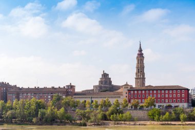 Kurtarıcı ya da Catedral del Salvador Zaragoza, İspanya katedral. Metin için yer kopyalayın