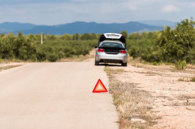 İspanyol manzara. Araba yol üzerinde Tarragona, Catalunya, İspanya bozuldu. Metin için yer kopyalayın.