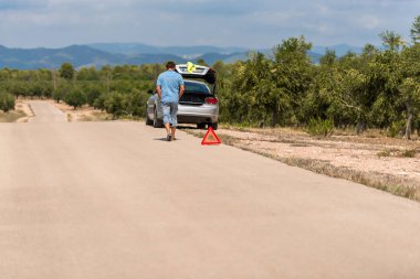 İspanyol manzara. Araba yol üzerinde Tarragona, Catalunya, İspanya bozuldu. Metin için yer kopyalayın.