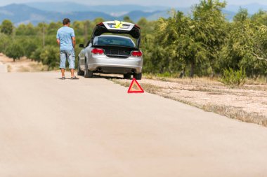 İspanyol manzara. Araba yol üzerinde Tarragona, Catalunya, İspanya bozuldu. Metin için yer kopyalayın.