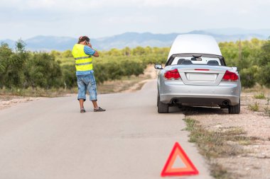 İspanyol manzara. Araba yol üzerinde Tarragona, Catalunya, İspanya bozuldu. Metin için yer kopyalayın.