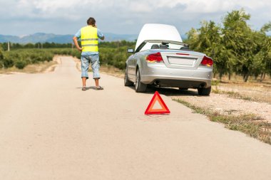 İspanyol manzara. Araba yol üzerinde Tarragona, Catalunya, İspanya bozuldu. Metin için yer kopyalayın.