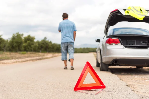Araba yolda bozuldu. Acil durum işareti yakın çekim yolda, Tarragona, Catalunya, İspanya. 
