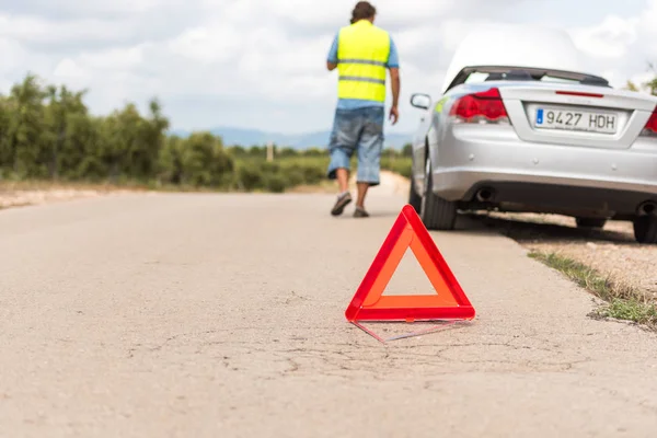 Araba yolda bozuldu. Acil durum işareti yakın çekim yolda, Tarragona, Catalunya, İspanya. 