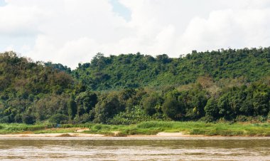 Manzara Nam Khan, Luang Prabang, Laos Nehri'nin manzarası. Metin için yer kopyalayın