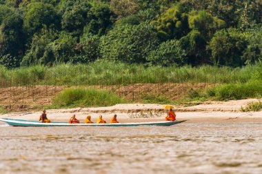 Luang Prabang, Laos - 11 Ocak 2017: Rahipler Nehri Nam Han Nehri üzerinde bir tekne. Metin için yer kopyalayın.
