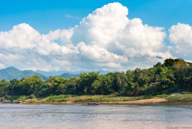 Manzara Nam Khan, Luang Prabang, Laos Nehri'nin manzarası. Metin için yer kopyalayın.