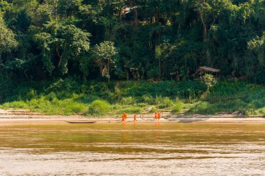 Rahipler Luang Prabang, Laos, nehir kıyısında. Metin için yer kopyalayın.