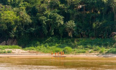 Rahipler Luang Prabang, Laos, nehir kıyısında. Metin için yer kopyalayın.