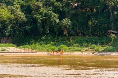 Rahipler Luang Prabang, Laos, nehir kıyısında. Metin için yer kopyalayın.