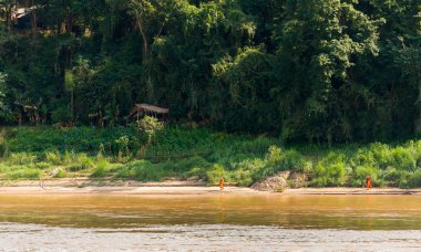 Rahipler Luang Prabang, Laos, nehir kıyısında. Metin için yer kopyalayın.