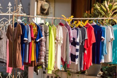 Semt pazarı, Luang Prabang, Laos bir askı elbise. Yakın çekim.