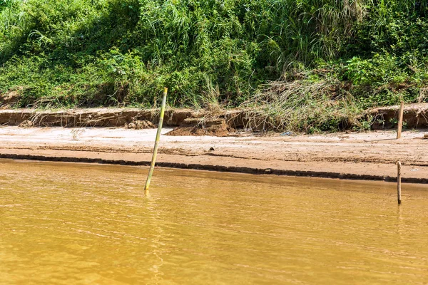 Ufer des Flusses nam khan in luang prabang, laos. Kopierraum für Text. — Stockfoto