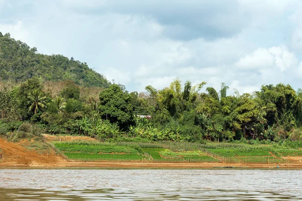 Vista del paisaje del río Nam Khan, Luang Prabang, Laos. Copiar espacio para texto — Foto de Stock