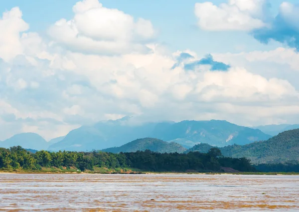 Vista del paisaje del río Nam Khan, Luang Prabang, Laos. Copiar espacio para texto . — Foto de Stock