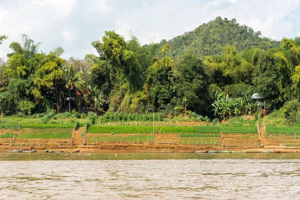 Vista del paisaje del río Nam Khan, Luang Prabang, Laos. Copiar espacio para texto — Foto de Stock