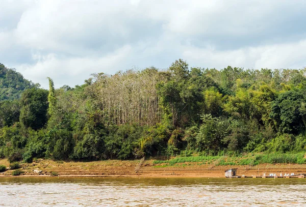 Vista del paisaje del río Nam Khan, Luang Prabang, Laos. Copiar espacio para texto — Foto de Stock