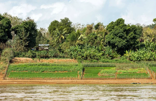 Vista del paisaje del río Nam Khan, Luang Prabang, Laos. Copiar espacio para texto — Foto de Stock