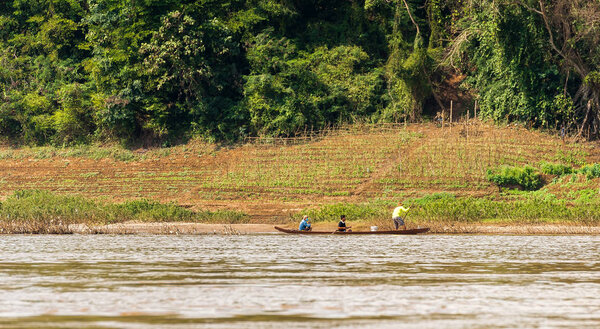 Вид на ландшафт реки Нам-Хан, Луанг-Банг, Лаос. Копирование текста

