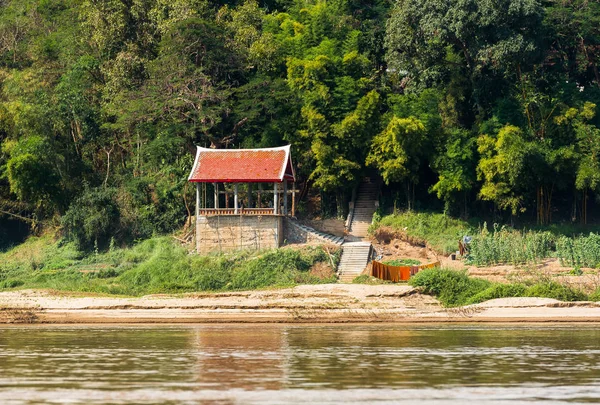 Uitzicht over het landschap van de rivier Nam Khan, Luang Prabang, Laos. Ruimte voor tekst kopiëren — Stockfoto