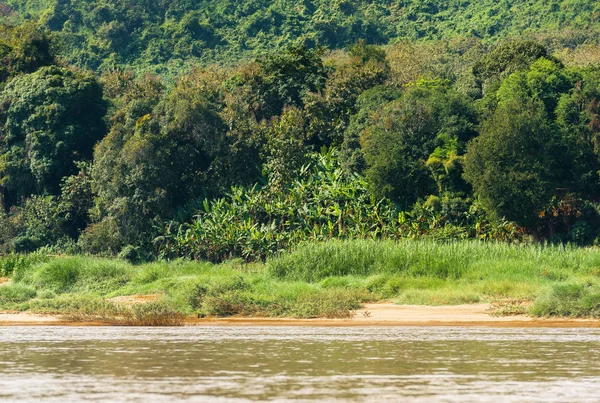 Vy över landskapet i floden Nam Khan, Luang Prabang, Laos. Kopiera utrymme för text — Stockfoto